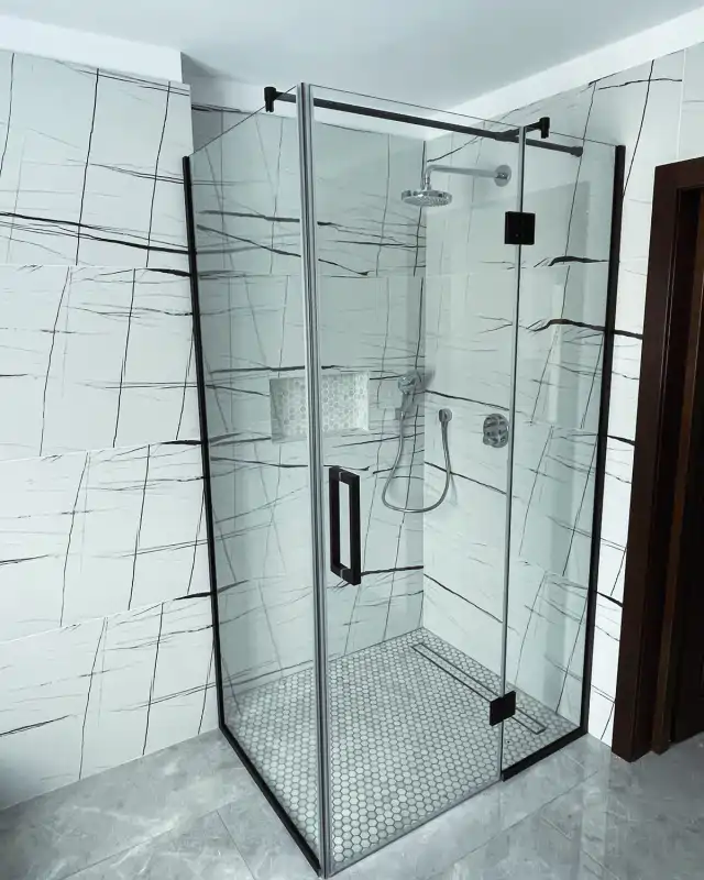 Mampara cristal en baño grande con vapor