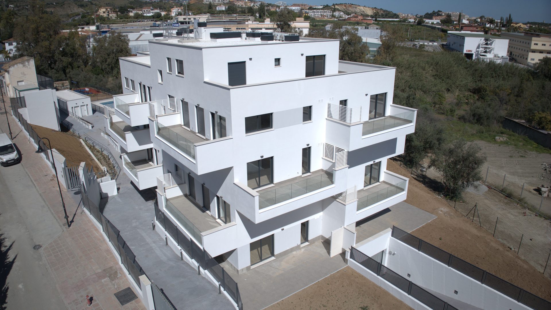Dragados Royal Palms Mijas — fachada con barandillas de cristal