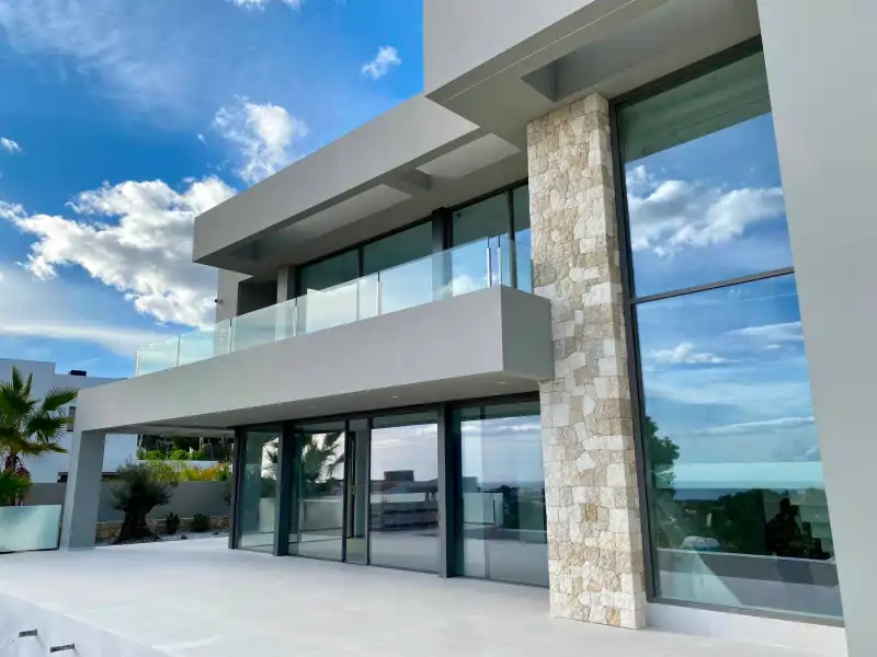 Vivienda con barandilla cristal templado en terraza superior — Costa del Sol