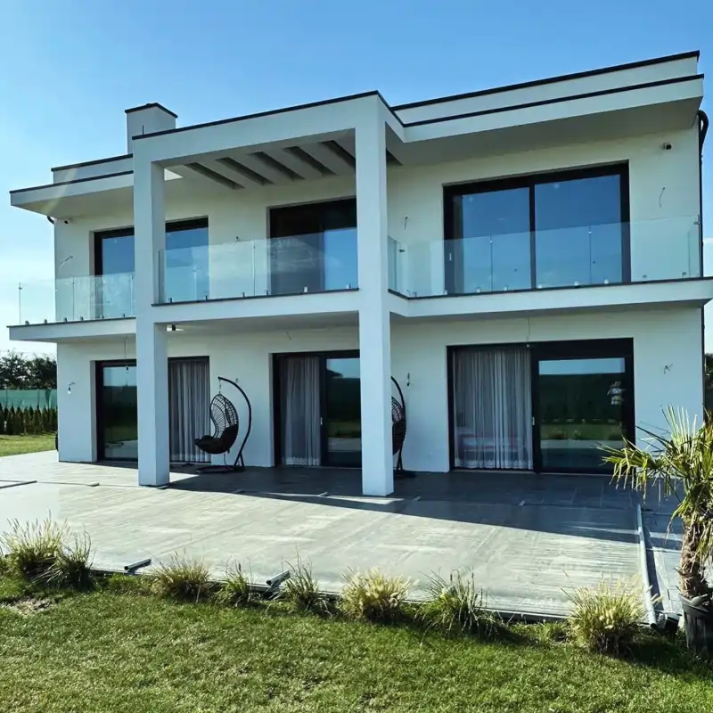 Vivienda con barandilla cristal en planta superior — instalación real