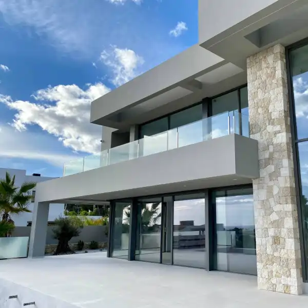 Balustrade exterior cristal cara al mar — close-up