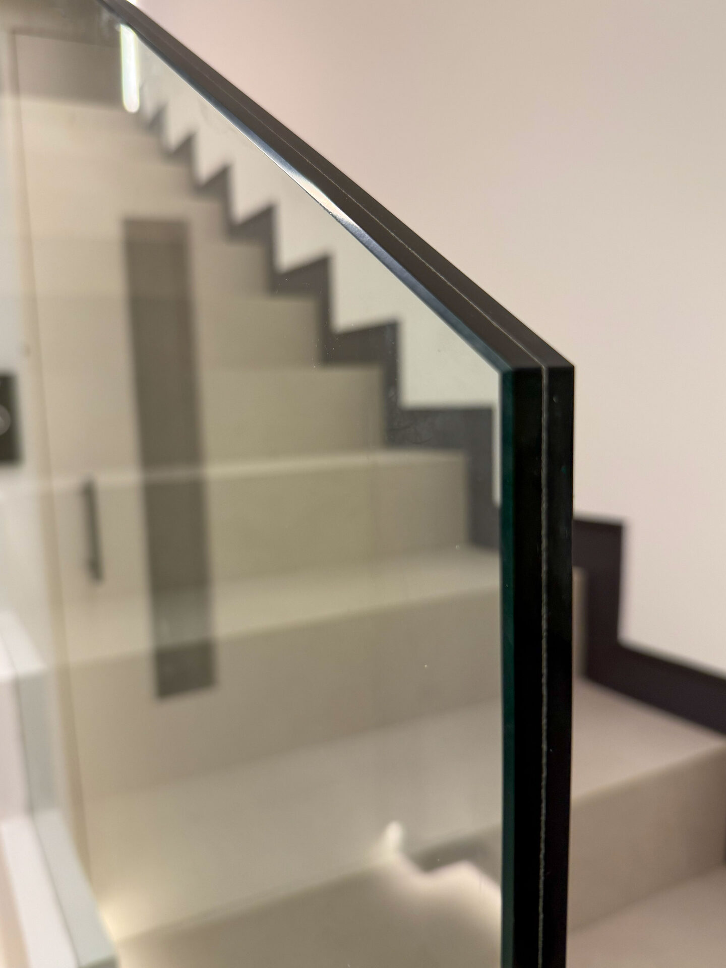 Detalle canto cristal templado escalera