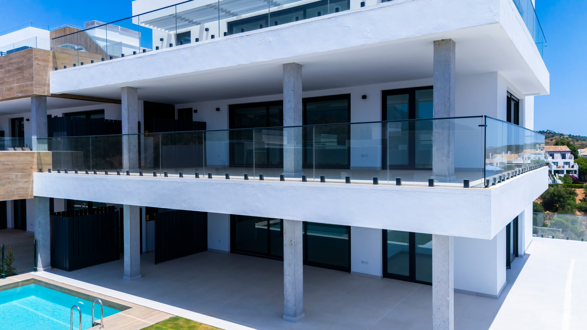 Cerramiento de cristal en terraza del residencial Quintessence, Marbella