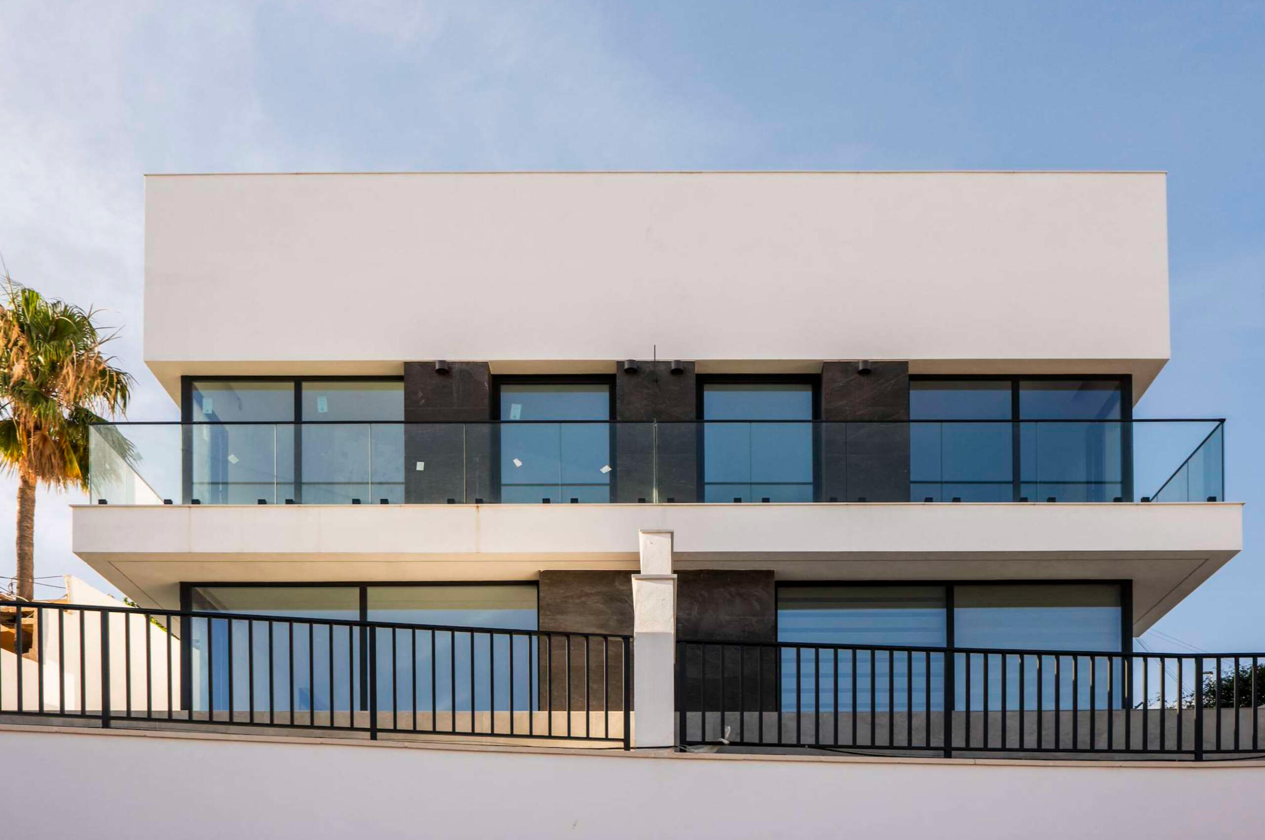 Alberto Durero, Puerto de la Torre — vidrio fabricado e instalado por Gridoma en Málaga