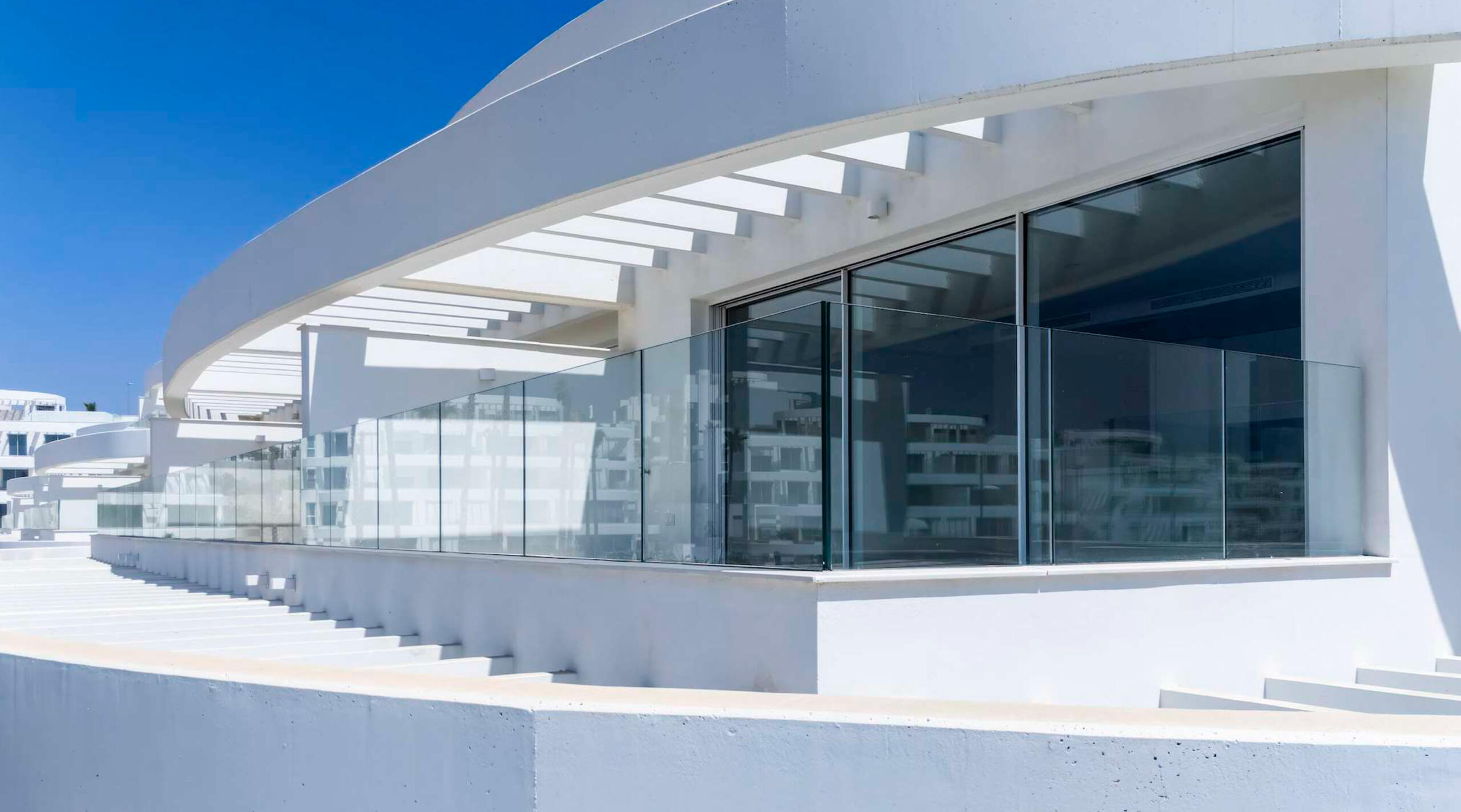 Royal Palms — vidrio fabricado e instalado por Gridoma en Mijas